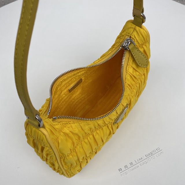 prada女包 普拉達2020專櫃最新款 1NE204 Prada nylon 皺褶Hobo手拎包 Prada復古風腋下包  pyd2303